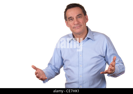 Sorridente Medioevo Uomo in camicia blu con le mani alzate parlando spiegare qualcosa Foto Stock