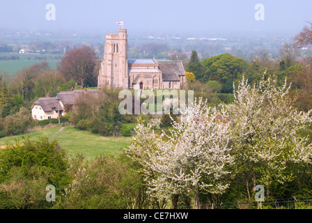 Chiltern Hills - Bucks - Aldershot - imponente chiesa e cottage con il tetto di paglia - Inizio della primavera sbocciano i fiori . Visto da Beacon Hill Foto Stock