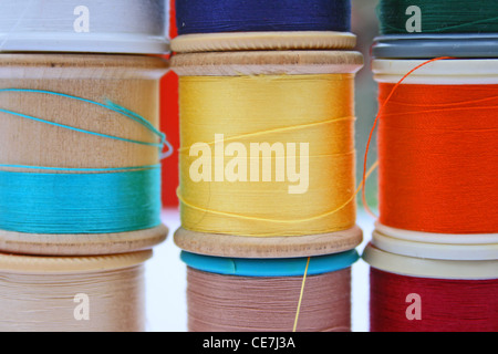 Bobine di cotone con fili colorati. Foto Stock