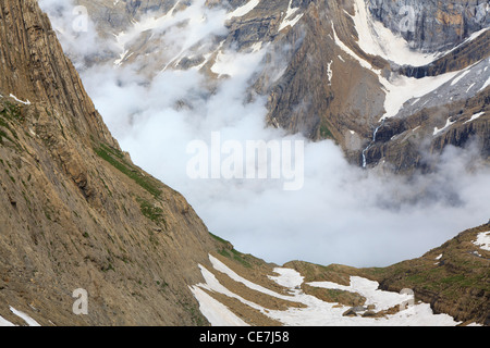 Cascata alla sommità del Cirque de Gavarnie. Parco Nazionale dei Pirenei. La Francia. Foto Stock