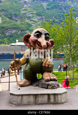 Troll in legno scultura sulle rive del Fiordo di Geiranger in Hellesylt, Norvegia Foto Stock