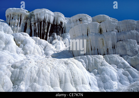 Il travertino o terrazze calcaree con stalattiti e calde sorgenti minerali, Pamukkale, Turchia Foto Stock