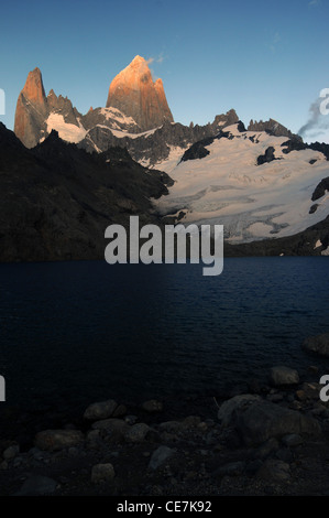 Alba luce sulle vette del Monte Fitz Roy (El Chalten), Parco nazionale Los Glaciares, Patagonia, Argentina Foto Stock