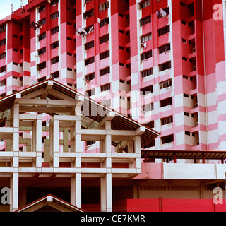 Colorate station wagon moderna edilizia residenziale a Singapore in Estremo Oriente Asia sud-orientale. Città Urban colore colore colorato ad alta densità di viaggiare Foto Stock