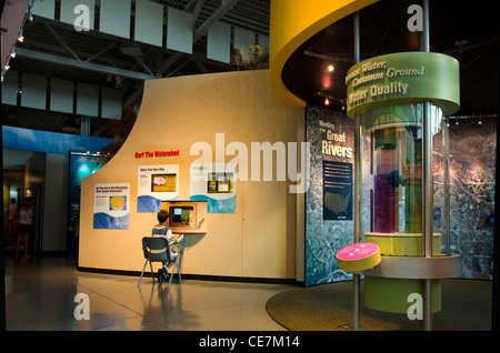 Ragazzo guardando presentano nella Nazionale di grandi fiumi Museo in Alton, Illinois Foto Stock