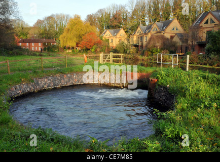 Il fiume ITCHEN scorre attraverso la città di Winchester, HAMPSHIRE Foto Stock