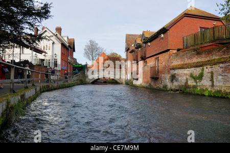 Il fiume ITCHEN scorre attraverso la città di Winchester, HAMPSHIRE Foto Stock