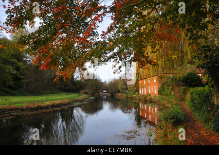 Il fiume ITCHEN scorre attraverso la città di Winchester, HAMPSHIRE Foto Stock