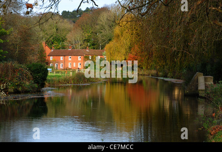 Il fiume ITCHEN scorre attraverso la città di Winchester, HAMPSHIRE Foto Stock