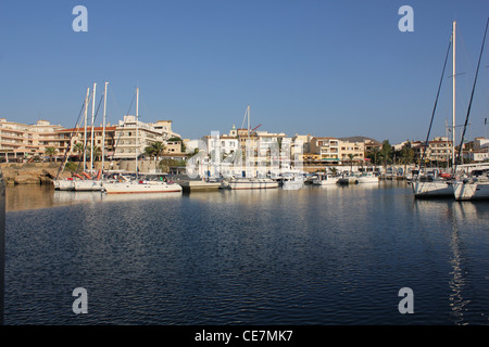 Cala Ratjada / Cala Rajada, barche a vela in marina / + porta laterale porta ristoranti e hotel / appartamenti - Nord Est Mallorca Foto Stock