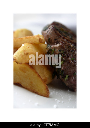 Spiced Helen Mon controfiletto di Welsh Black di manzo con senape crème fraiche e tagliato a mano chips Foto Stock