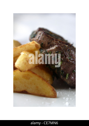 Spiced Helen Mon controfiletto di Welsh Black di manzo con senape crème fraiche e tagliato a mano chips Foto Stock