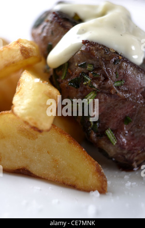 Spiced Helen Mon controfiletto di Welsh Black di manzo con senape crème fraiche e tagliato a mano chips Foto Stock