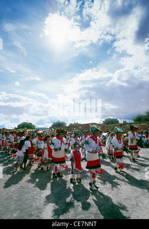 Nativi indiani americani eseguire il Blue Corn Dance, Santa Clara Pueblo, Nuovo Messico, STATI UNITI D'AMERICA Foto Stock