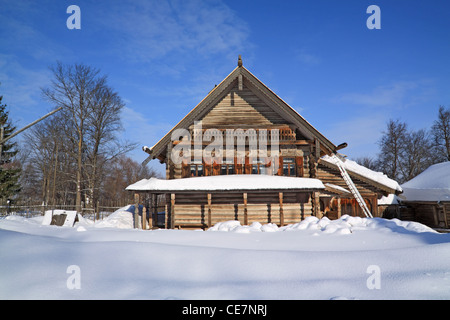 Vecchia casa in legno in villaggio Foto Stock