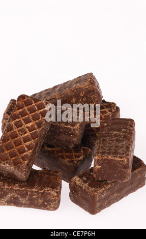 Wafer al cioccolato barre isolate su sfondo bianco Foto Stock