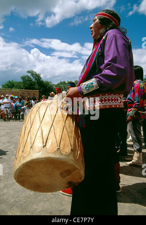 Nativi indiani americani eseguire la danza di Buffalo, Santa Clara Pueblo, Nuovo Messico, STATI UNITI D'AMERICA Foto Stock