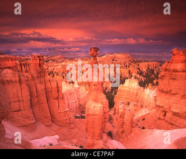 Thors Hammer da lungo il Navajo Loop Trail appena al di sotto del punto di tramonto al tramonto nel Parco Nazionale di Bryce Canyon dello Utah Foto Stock