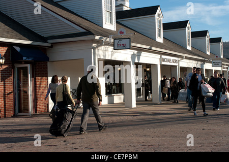 Ringraziamento lo shopping al Woodbury Common Premium Outlets, New York, Stati Uniti d'America Foto Stock