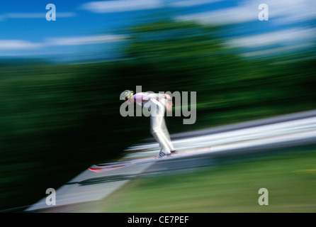 Motion vista panoramica di Olympic Ski ponticello sull'estate Nordic jump, Lake Placid, New York, Stati Uniti d'America Foto Stock