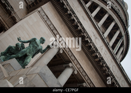 Statua al di fuori del Capitolio building a l'Avana Foto Stock