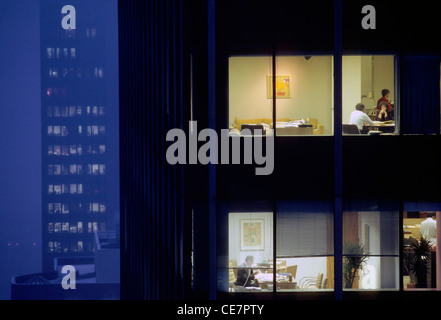 Vista notturna di lavoratori di ufficio, i grattacieli di Manhattan, New York, New York, Stati Uniti d'America Foto Stock