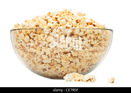 Il popcorn in recipiente di vetro su sfondo bianco Foto Stock