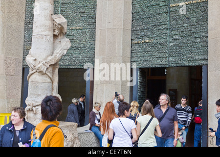 I turisti in visita alla cattedrale di Gaudì, la Sagrada Familia a Barcellona Foto Stock