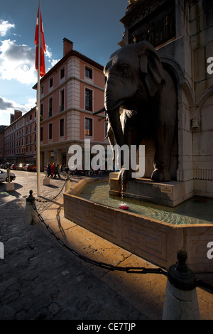 Scolari a piedi passato il punto di riferimento centrale e il simbolo, la Fontana dell'elefante in questo hub regionale della regione delle Alpi Foto Stock