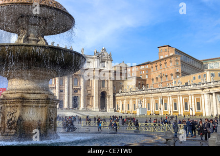 Piazza San Pietro e la Basilica di San Pietro in Vaticano. Foto Stock