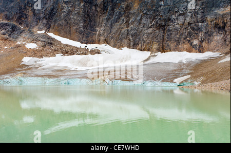 Il lago glaciale sotto il ghiacciaio di angelo, il Monte Edith Cavell, Jasper National Park, Alberta, Canada Foto Stock