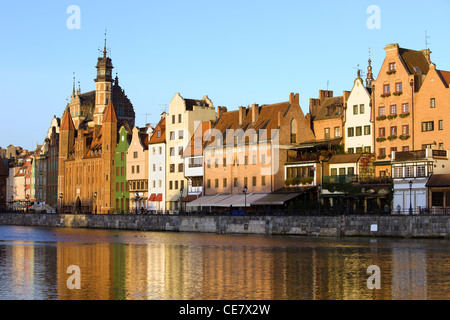 La mattina presto alla città vecchia dal fiume Motlawa nella città di Gdansk, Polonia Foto Stock