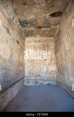 Geroglifico egizio sculture e dipinti sulla parete interna del tempio antico al Medinat Habu a Luxor Foto Stock