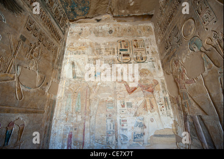 Geroglifico egizio sculture e dipinti sulla parete interna del tempio antico al Medinat Habu a Luxor Foto Stock