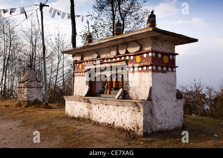 India, Arunachal Pradesh, Tawang Valley, Strada Ruote della preghiera e mani le pietre a piedi di Sela Pass Foto Stock