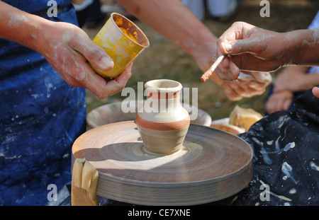 Realizzazione manuale di una pentola di coccio. Foto Stock