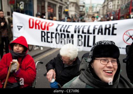 Disabili e in grado corposo blocco di manifestanti Oxford Circus a Londra centrale. Per protestare contro i tagli e la riforma del welfare Bill. Foto Stock