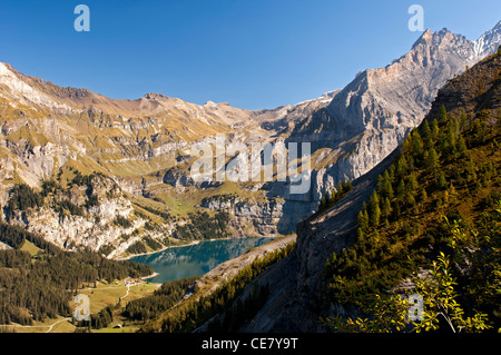 Lago Oeschinenensee presso il sito Patrimonio Mondiale dell'UNESCO alpi svizzere, Kandersteg, Oberland bernese, Svizzera Foto Stock