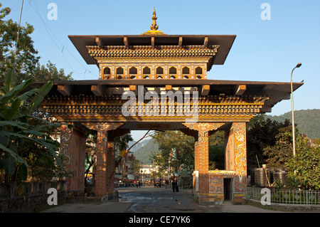 Il gate del Bhutan al confine fra India e Bhutan a Jaigoan, West Bengal, India e Phuentsholing, Bhutan Foto Stock