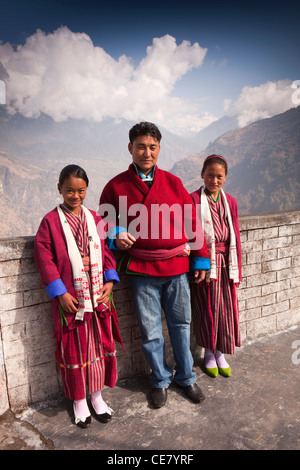 India, Arunachal Pradesh, Tawang, Jang, uomo e figlie nel tradizionale tibetana di vestiti per Losar Festival Foto Stock