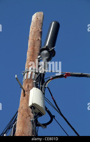 Vecchio power linea elettrica sul palo di legno Foto Stock