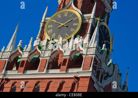 Vista ingrandita di Spasskaya, Spassky, Salvatore torre del Cremlino di Mosca contro deep blue sky Foto Stock