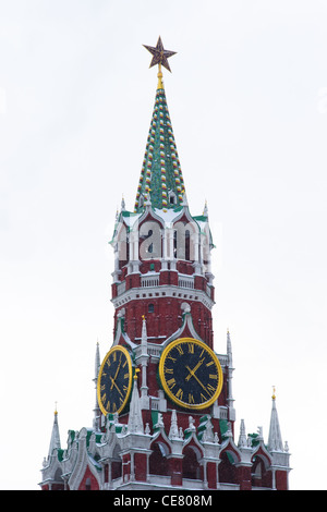 Spasskaya, Spassky, Salvatore torre del Cremlino di Mosca in inverno. Isolati contro uno sfondo grigio Foto Stock