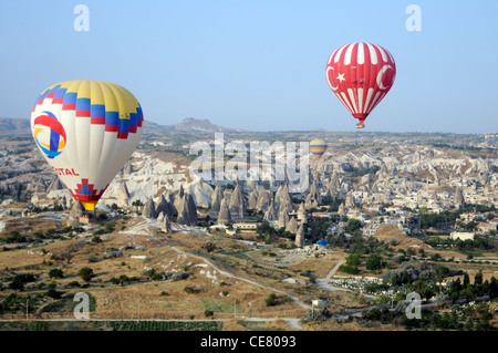 Volo in pallone aerostatico. Cappadocia, Turchia Foto Stock