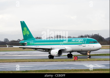 Aer Lingus Airlines Airbus A320-214 aereo di linea EI-DEM rullaggio all'Aeroporto Internazionale di Manchester Inghilterra England Regno Unito Regno Unito Foto Stock