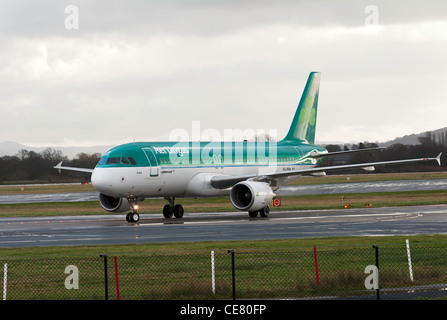 Aer Lingus Airlines Airbus A320-214 aereo di linea EI-DEM rullaggio all'Aeroporto Internazionale di Manchester Inghilterra England Regno Unito Regno Unito Foto Stock