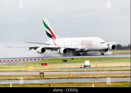 Emirates Airlines Airbus A380-800 A6-EDD aereo di linea lo sbarco in condizioni di bagnato all'Aeroporto Internazionale di Manchester Inghilterra England Regno Unito Foto Stock