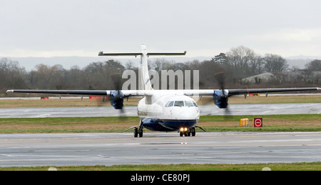 Isole blu compagnia aerea ATR 42-320 aereo di linea G-DRFC rullaggio all'Aeroporto Internazionale di Manchester Inghilterra England Regno Unito Regno Unito Foto Stock