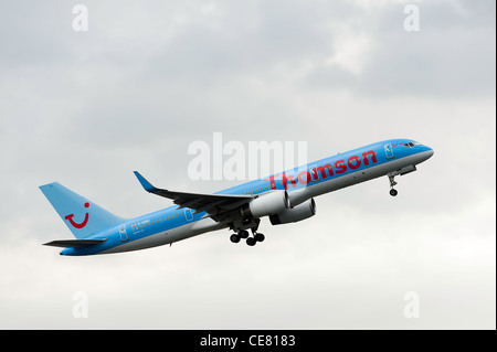 Thomson Airways Boeing 757-28un aereo di linea G-OOBC decollo dall'Aeroporto Internazionale di Manchester Inghilterra England Regno Unito Regno Unito Foto Stock