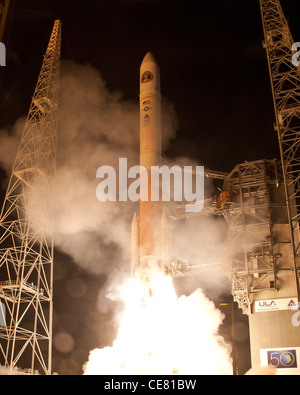 I funzionari dell'aeronautica lanciano un razzo United Launch Alliance Delta IV-Medium che trasporta il quarto satellite Wideband Global SATCOM 19 gennaio 2012 dalla stazione dell'aeronautica di Cape Canaveral, la Flao. Wideband Global SATCOM fornisce comunicazioni in qualsiasi momento e ovunque per il guerriero attraverso trasmissioni broadcast, multicast e connessioni punto-punto Foto Stock